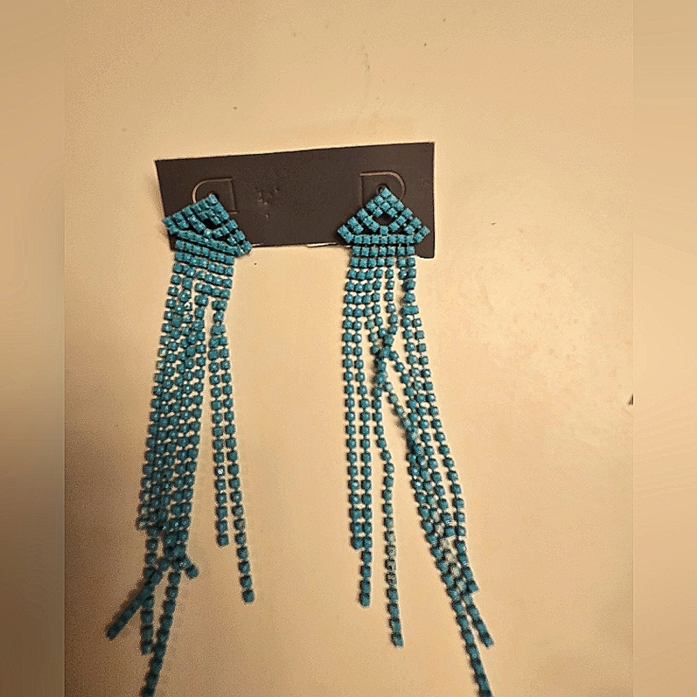 Des boucles d'oreille bleu turquoise